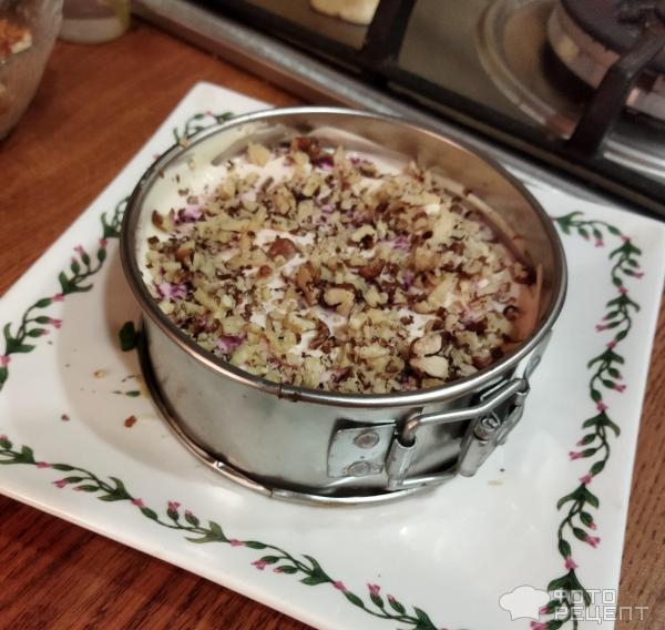 Рецепт: Салат из свеклы с орехами - витаминный слоеный салат с сыром, зеленым луком