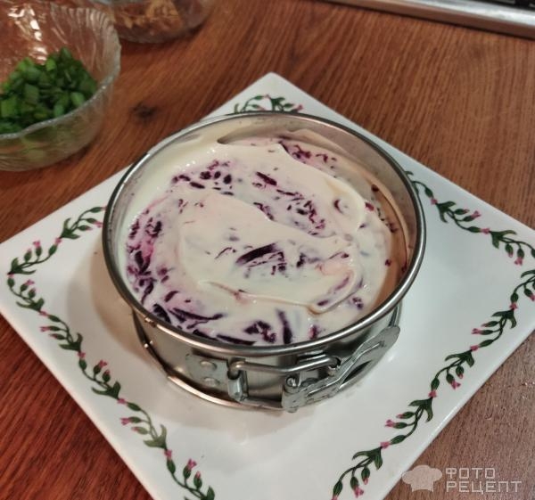 Рецепт: Салат из свеклы с орехами - витаминный слоеный салат с сыром, зеленым луком