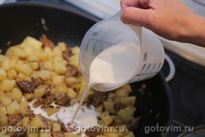 Картошка с белыми грибами, тушенная в молоке