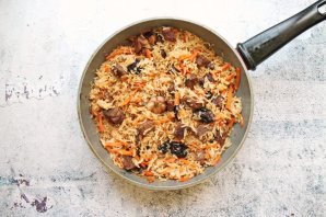 Плов с черносливом и изюмом