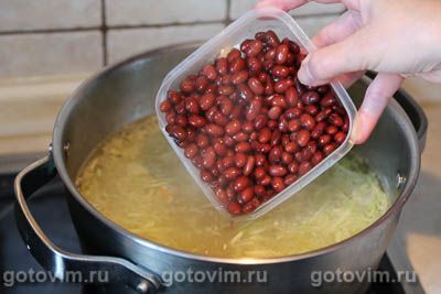 Летний куриный суп с кабачками, фасолью и свекольной ботвой