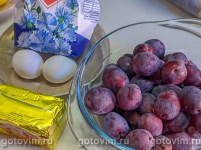 Пирог заливной с замороженными сливами