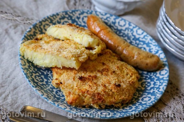 Шницель из молодой капусты в сухарях, запеченный в духовке