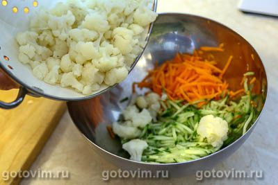 Салат из цветной капусты с огурцами, помидорами и морковью