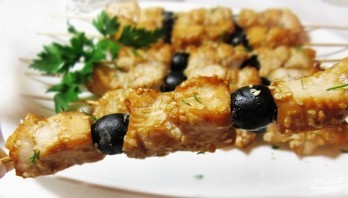 Куриный шашлык в соевом маринаде с маслинами