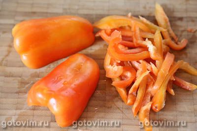 Утиные желудки в густом овощном соусе с помидорами и сладким перцем