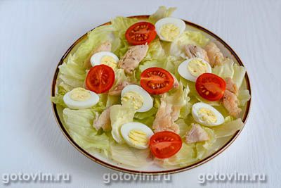 Салат с жареной куриной грудкой, помидорами черри и перепелиными яйцами