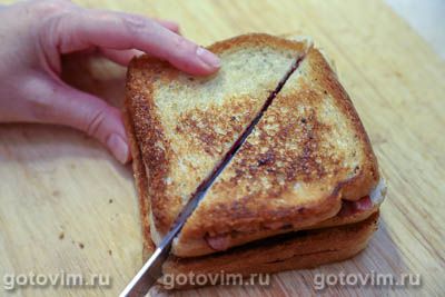 Горячие тосты с сыром бри, беконом и клюквенным вареньем