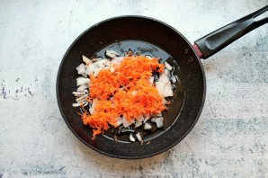Печень индейки с морковью и луком в сметане