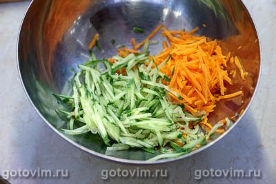 Салат из цветной капусты с огурцами, помидорами и морковью