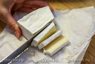 Горячие тосты с сыром бри, беконом и клюквенным вареньем