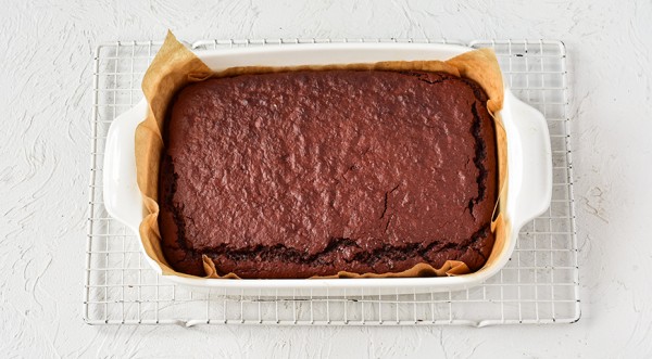 Влажный шоколадный пирог со свеклой и йогуртовым кремом, пошаговый рецепт с фото на 291 ккал