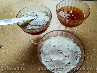 Десерт из виноградного желе со сливочным сыром