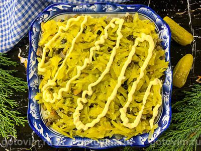 Слоеный салат из курицы с картофелем, жареными шампиньонами и сыром