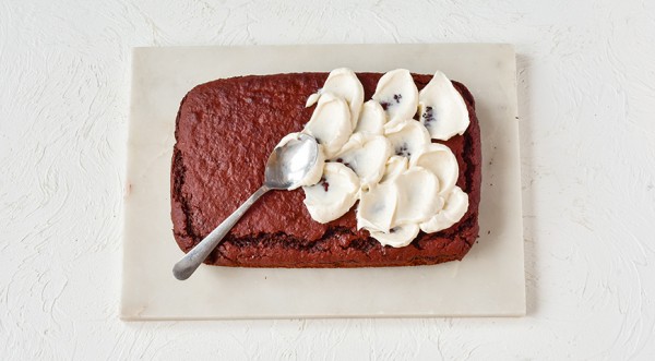 Влажный шоколадный пирог со свеклой и йогуртовым кремом, пошаговый рецепт с фото на 291 ккал