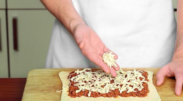 Пицца-рулет болоньезе, пошаговый рецепт с фото