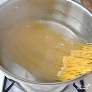 Запеченные спагетти с сосисками