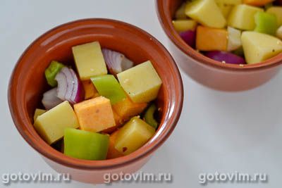 Жаркое из индейки с тыквой и картофелем (в горшочках)