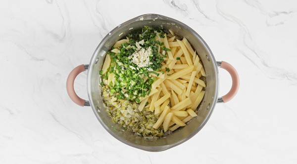 Зеленый борщ с щавелем и крапивой, пошаговый рецепт с фото на 228 ккал