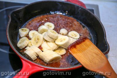 Заливной пирог с бананами в карамели и грецкими орехами
