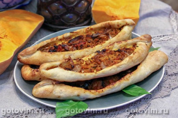 Турецкие лепешки пиде с тыквой и карамелизированным луком