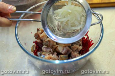 Салат из маринованной свеклы с сельдью