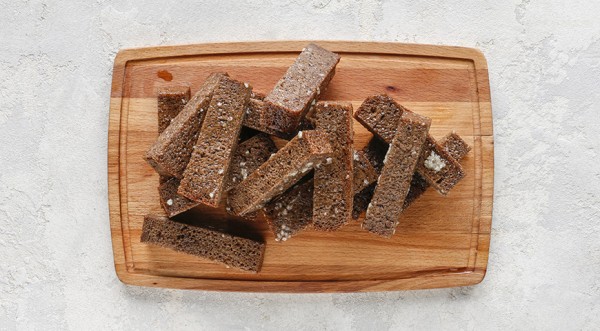 Гренки из черного хлеба с чесноком на сковороде, пошаговый рецепт с фото на 565 ккал
