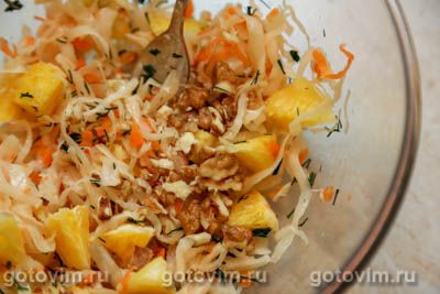 Салат из квашеной капусты с апельсином и грецкими орехами