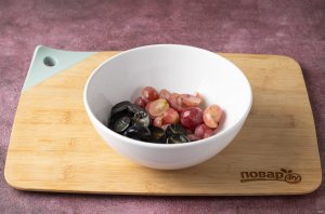 Фруктовый салат с клубникой и виноградом