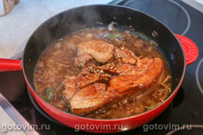 Свинина адобо (мясо, тушенное по-филиппинский с соевым соусом и уксусом)