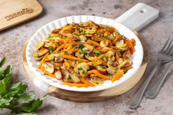 Жареные грибы с луком и морковью на сковороде