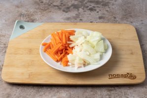 Жареные грибы с луком и морковью на сковороде