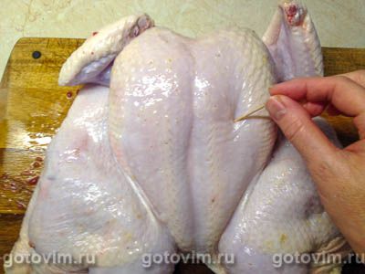 Курица в духовке, запеченная с острой перечной пастой