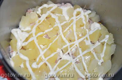 Слоеный салат с копченой курицей, ананасами и грецкими орехами