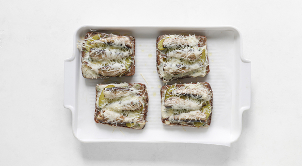 Бутерброды со шпротами и огурцом, пошаговый рецепт с фото на 393 ккал