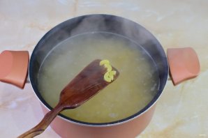 Макароны в сливочном соусе с чесноком