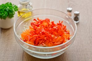 Салат "Витаминка" из капусты, моркови и перца