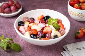 Фруктовый салат с клубникой и виноградом