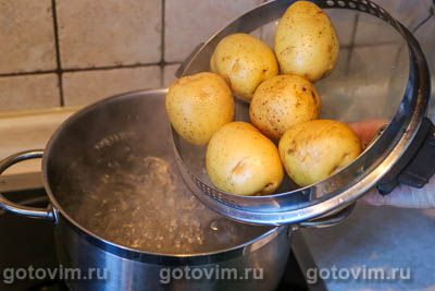 Мятая картошка в духовке с беконом и сыром