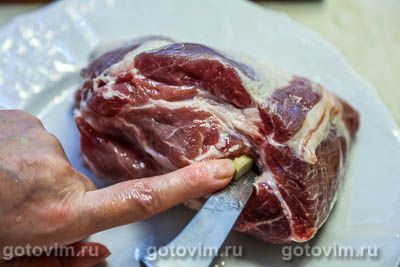 Свиная шея в фольге, запеченная с луком и сливочным маслом