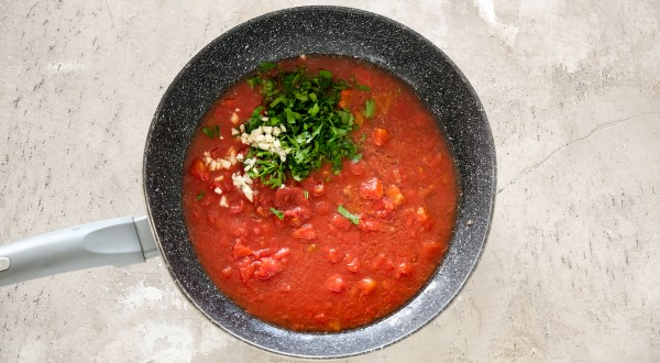Фрикадельки в томатно-чесночном соусе, пошаговый рецепт с фото на 841 ккал