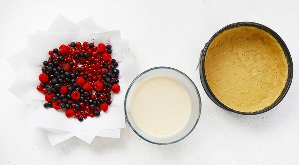 Песочный пирог с ягодами и сметанной заливкой, пошаговый рецепт с фото на 354 ккал