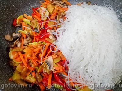 Салат из фунчозы с овощами и грибами