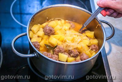 Картофель, тушенный с фрикадельками и квашеной капустой