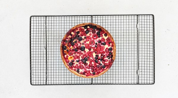 Песочный пирог с ягодами и сметанной заливкой, пошаговый рецепт с фото на 354 ккал