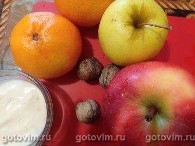 Фруктовый салат из мандаринов с яблоками, орехами и йогуртом