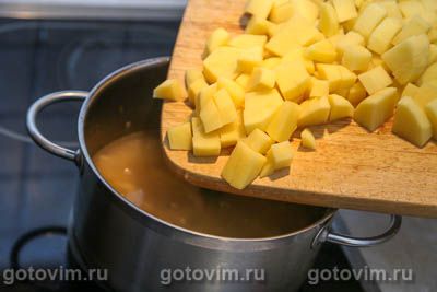 Картофель, тушенный с фрикадельками и квашеной капустой