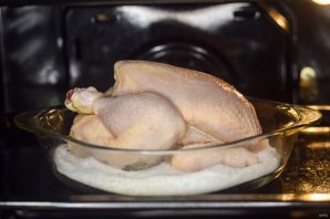 Курица, запечённая на соли в духовке