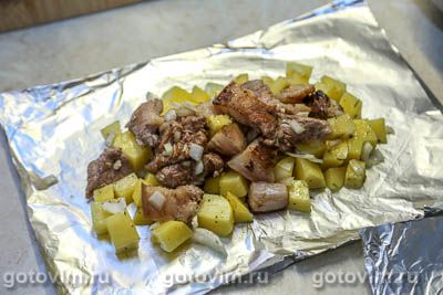 Свинина с картофелем в лодочках из фольги