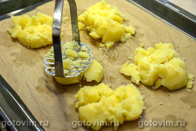 Мятая картошка с соусом мохо в духовке